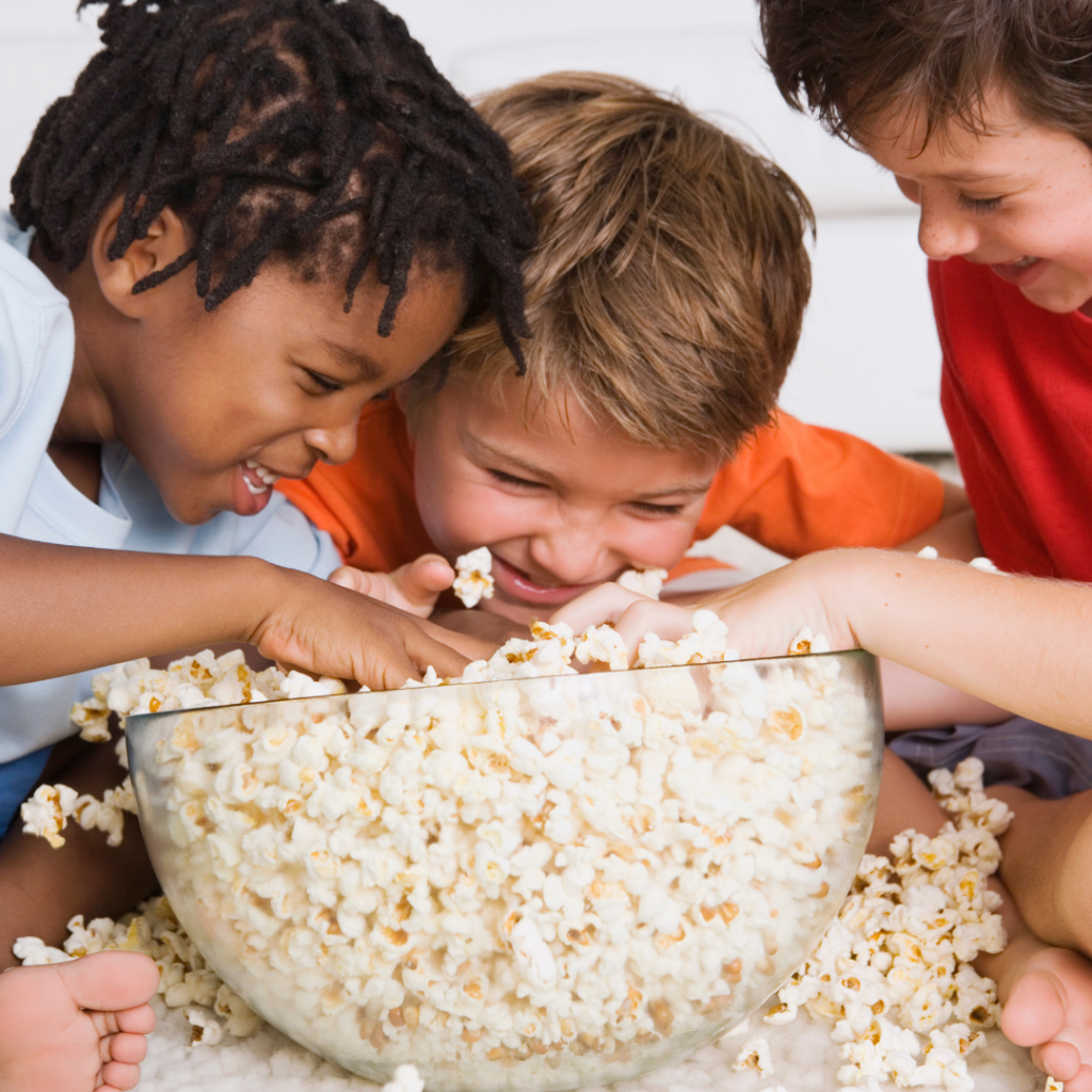 Most children. Дети с попкорном. Дети едят попкорн. Popcorn с детьми. Дети и попкорн фотосток.