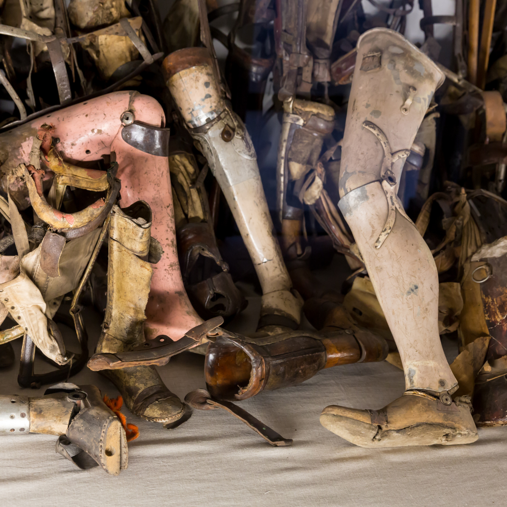 470 prostheses and orthoses remained from the prisoners at Auschwitz.